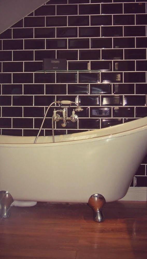 Fifty One And A Half Boutique B&B 克利夫罗 外观 照片